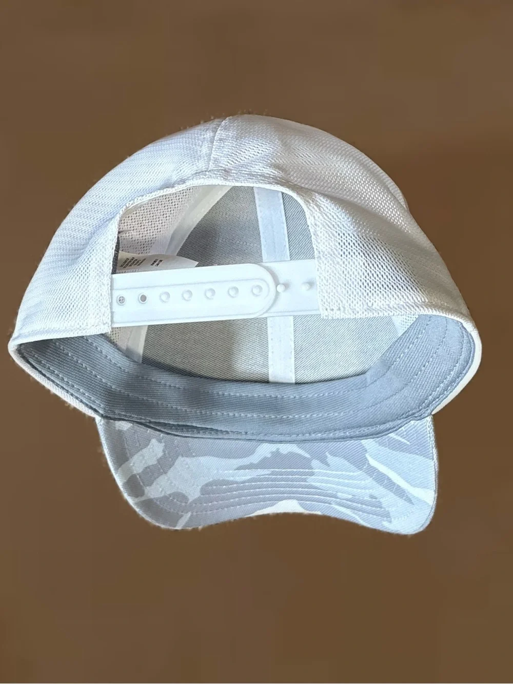 Youth Under Armour Light Gray & White Camo Baseball Cap / Trucker Hat